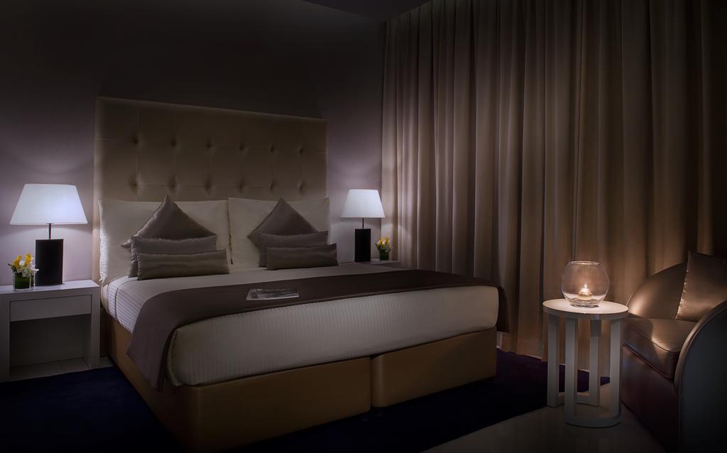 Damac Maison The Vogue Dubai Bagian luar foto A bedroom at the hotel