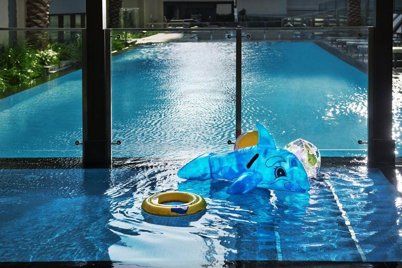 Damac Maison The Vogue Dubai Bagian luar foto The swimming pool at the Ritz-Carlton, Singapore