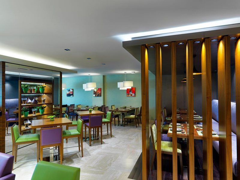 Damac Maison The Vogue Dubai Bagian luar foto The interior of a restaurant in the hotel