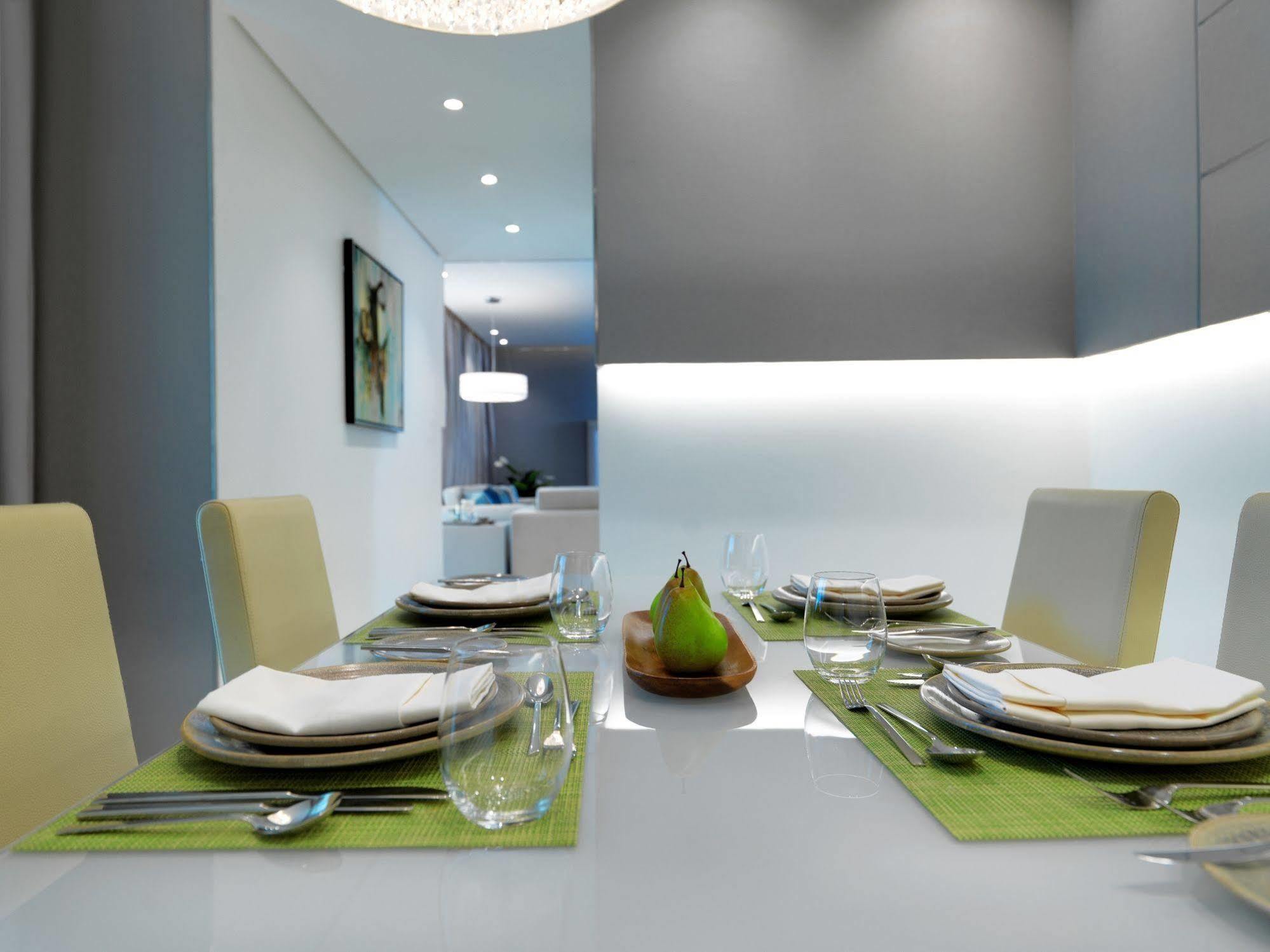 Damac Maison The Vogue Dubai Bagian luar foto A dining room