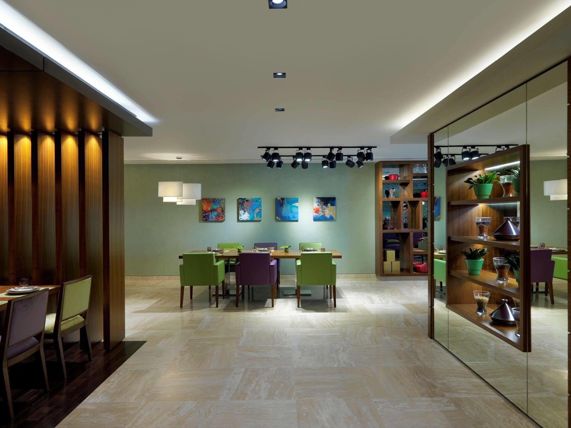 Damac Maison The Vogue Dubai Bagian luar foto The interior of the restaurant