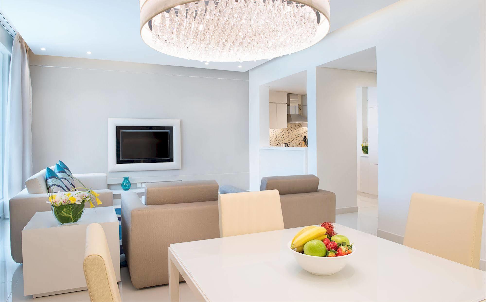 Damac Maison The Vogue Dubai Bagian luar foto A living room with a flat screen television