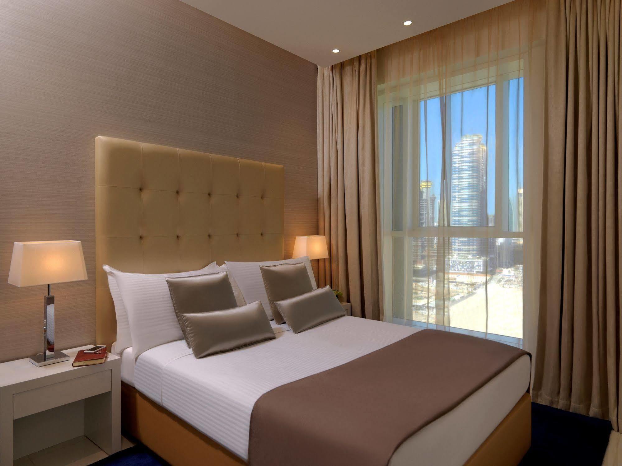 Damac Maison The Vogue Dubai Bagian luar foto A bedroom at the hotel