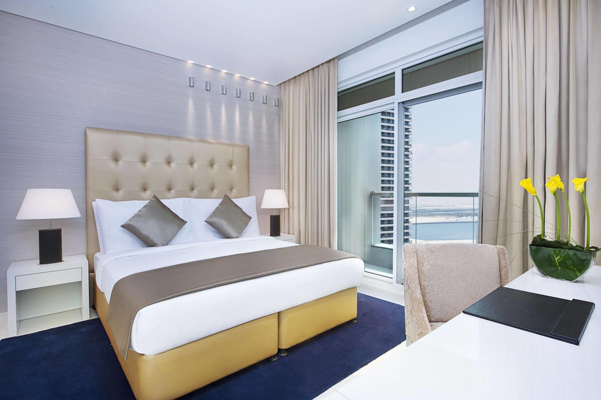 Damac Maison The Vogue Dubai Bagian luar foto A bedroom at the Jumeirah Beach Hotel